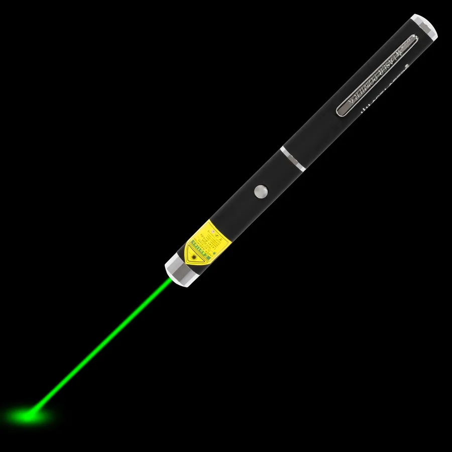 Grüner Laserpointer AG-1 mit sichtbarem Laserstrahl im Dunkeln