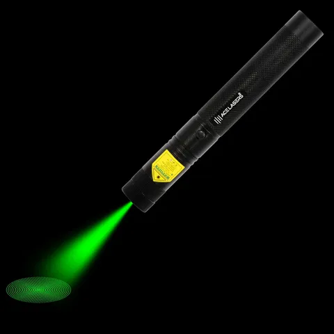 Grüner Laserpointer AGP-1 Pro mit sichtbarem Laserstrahl im Dunkeln