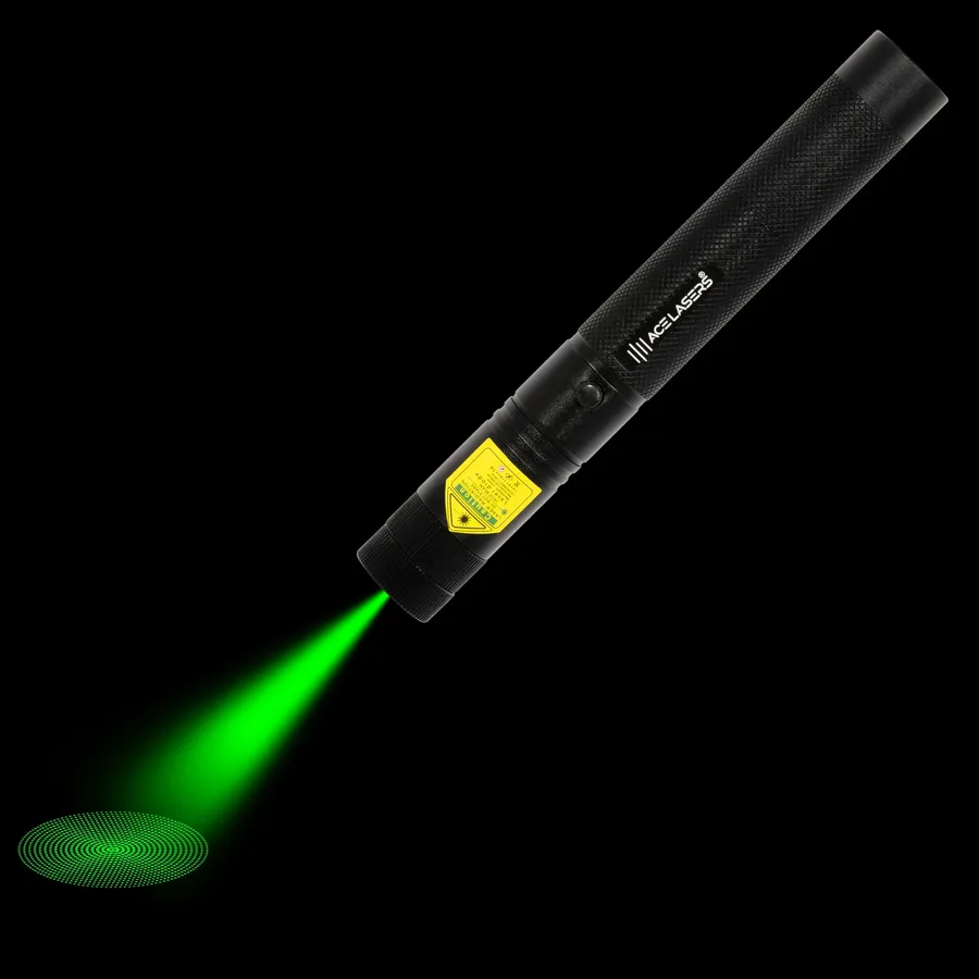 Grüner Laserpointer AGP-1 Pro mit sichtbarem Laserstrahl im Dunkeln