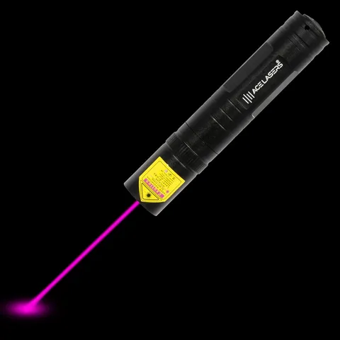Kompakter violetter Laserpointer AVP-2 Pro Mini mit sichtbarem Laserstrahl im Dunkeln